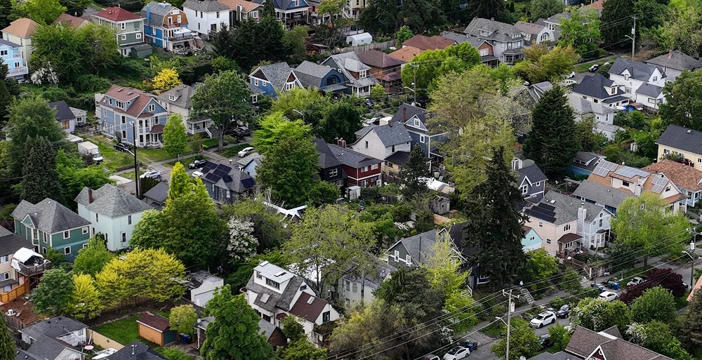 Un cuento de dos mercados de vivienda: los precios caen en el oeste mientras que el este prospera.